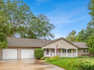 10777 Crestview Dr, Cedarburg, WI 53012