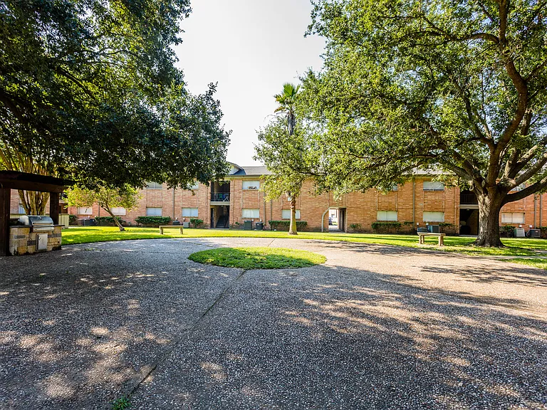 Red Pines Apartments — Photo 16