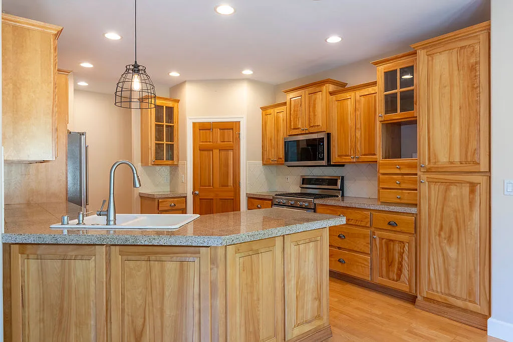 3 bed, 2.5 bath, 2111 sqft, $3,400 — Photo 4