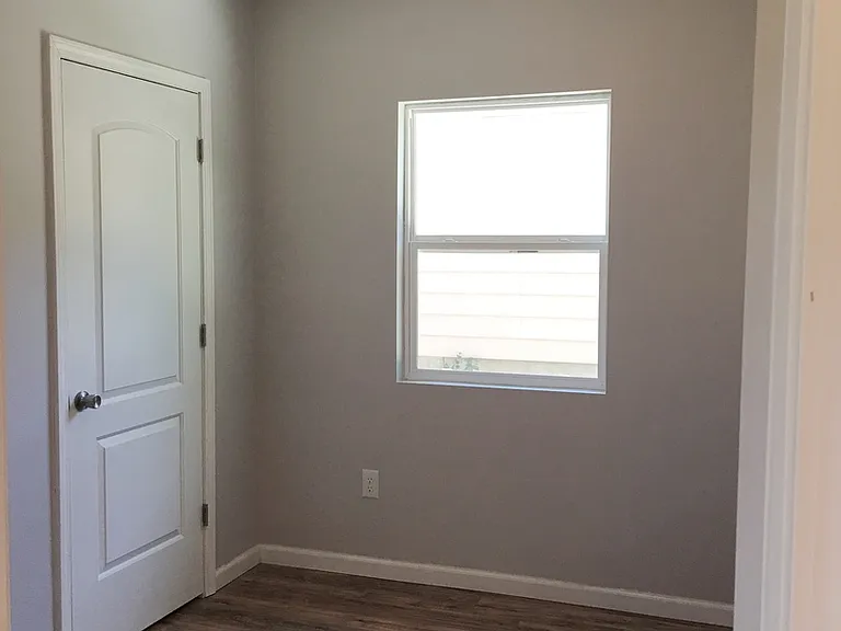 2927 Warren Ave — Photo 9