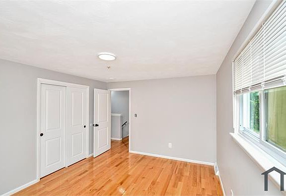 4th image of 383 Pearl St