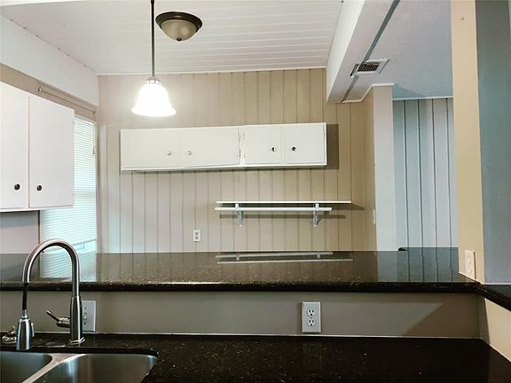 5th image of 17 Lakeway St