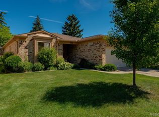 461 Sandehurst Dr, Grand Blanc, MI