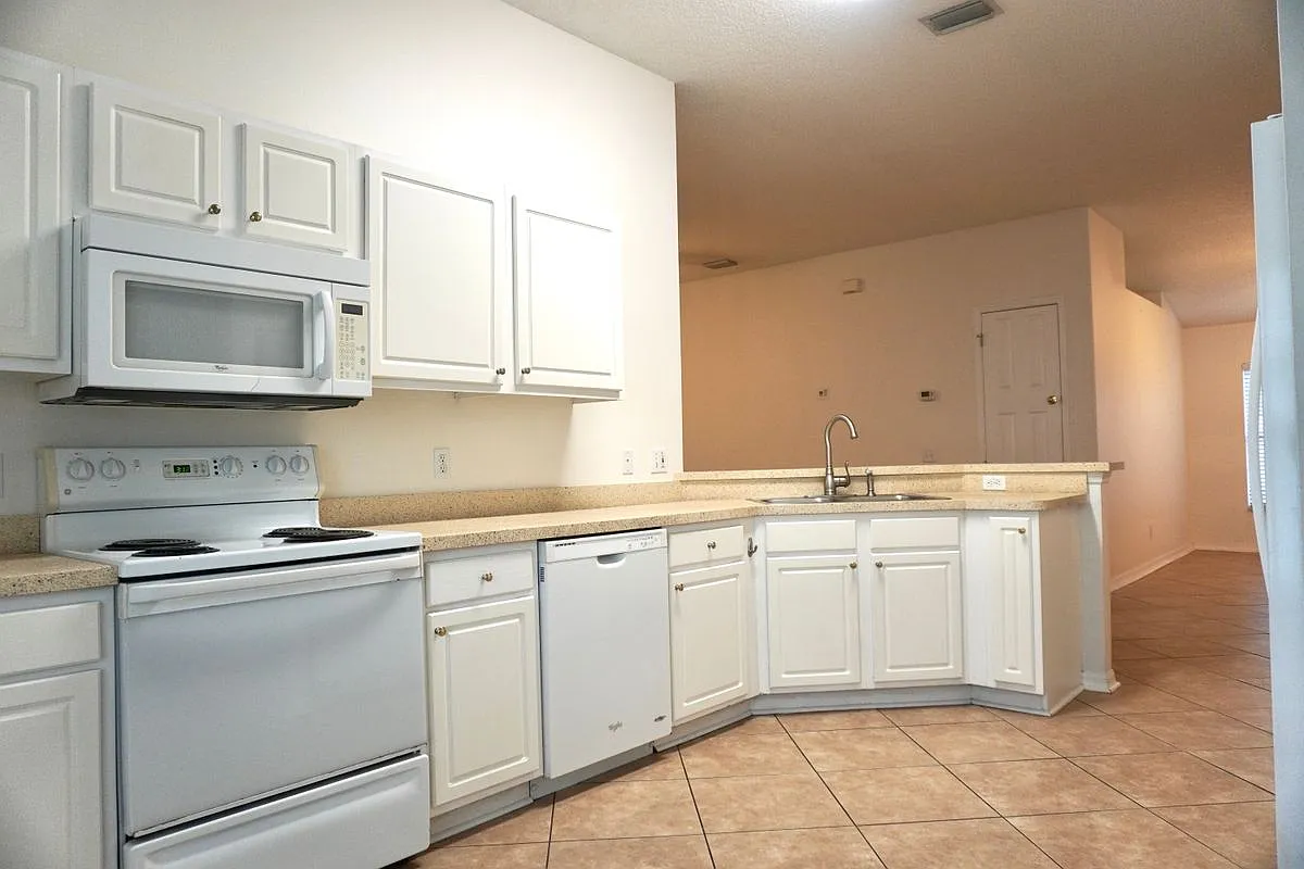 4 bed, 3.0 bath, 2215 sqft, $2,400 — Photo 3