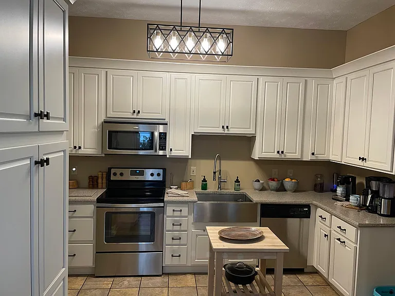 302 Williamsburg Ln — Photo 4