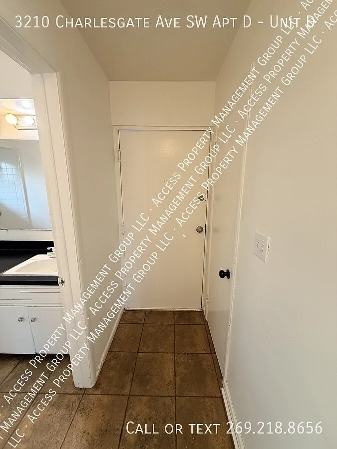 Wyoming updated Two Bedroom Apt — Photo 2