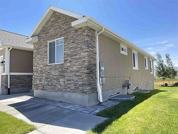 2nd image of 833 N Valdean Ln