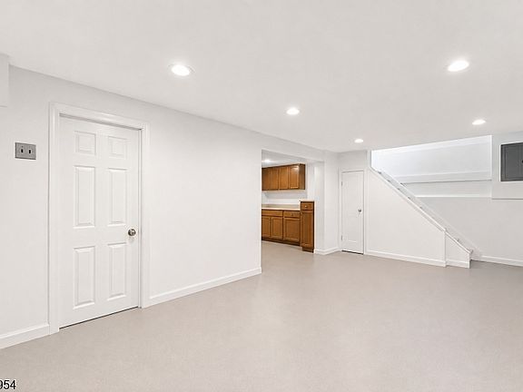 4th image of 683 Mill St