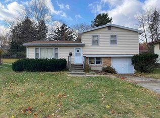 1632 Meadowbrook Ln, Freeport, IL 61032