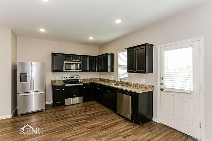 3 bed, 2.5 bath, 1605 sqft, $1,940 — Photo 2