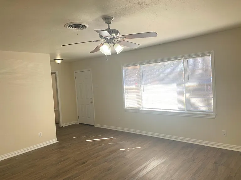 4908 43rd St — Photo 3