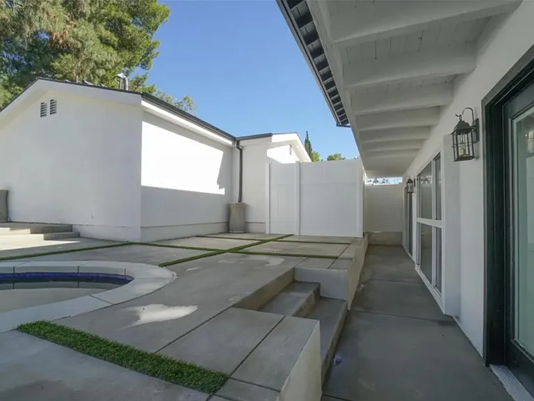 11044 Whitegate Ave — Photo 5
