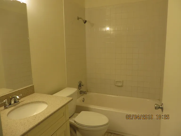 2202 NE 4th St #10 — Photo 10