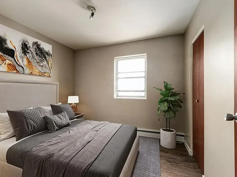 450 Langdon Cres — Photo 5