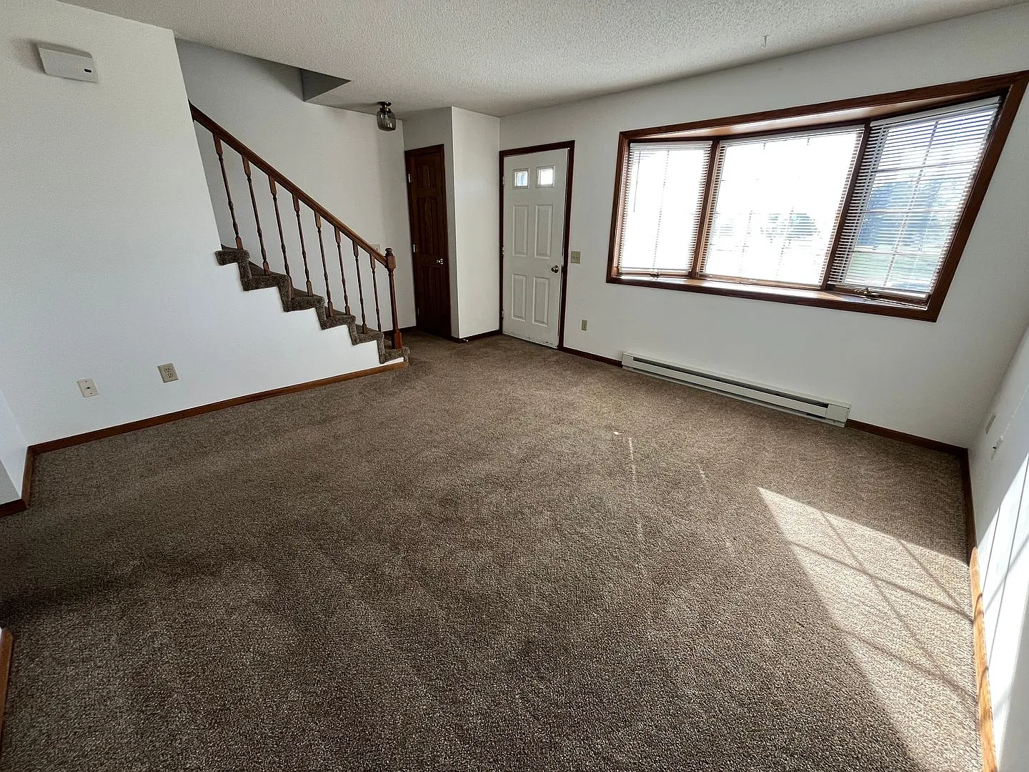 Great Location - 2 Bdrm , 1.5 Baths - Available 9/1 — Photo 2