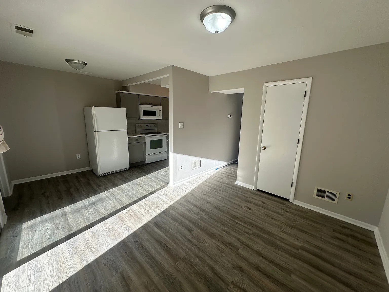 3 bed, 1350 sqft, $2,300 — Photo 4