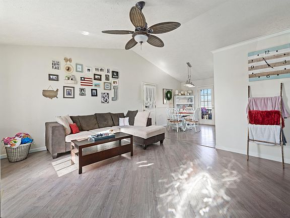 4th image of 929 Linda Dr