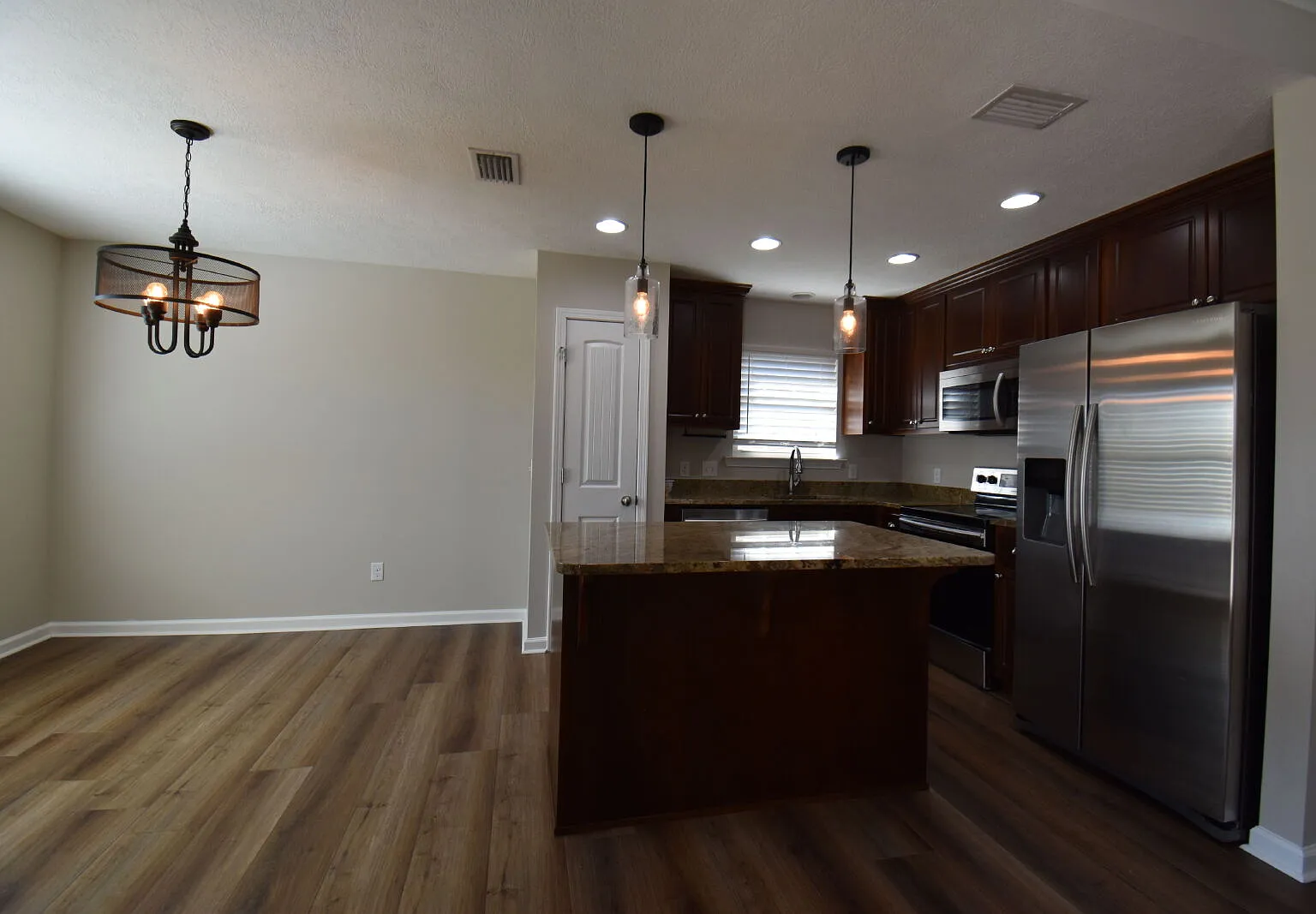 4 bed, 2.0 bath, 1652 sqft, $2,500 — Photo 2