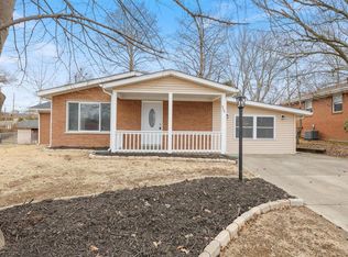 928 Peony Dr, Belleville, IL 62220