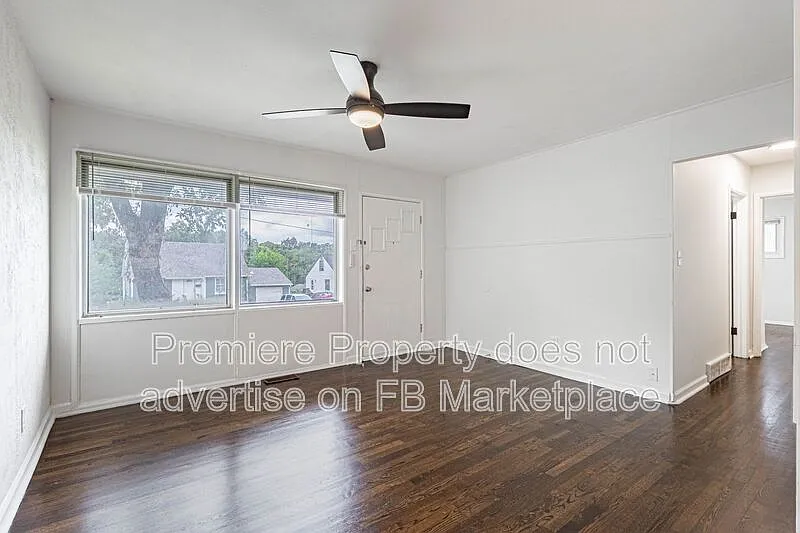 3 bed, 1.0 bath, 915 sqft, $1,350 — Photo 2
