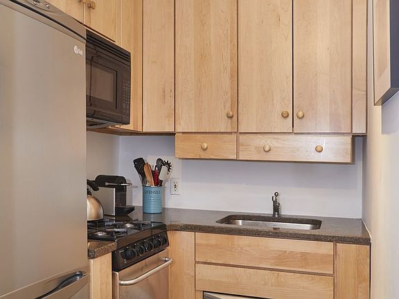3rd image of 99 Bank St APT 4J