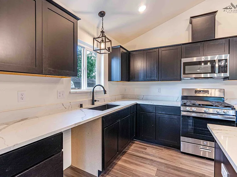 725 W Briar Dr — Photo 6