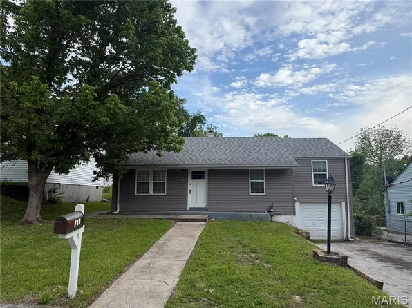 452 Bluff Dr, Saint Louis, MO 63137