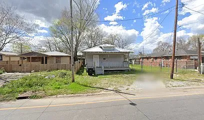 1627 N Acadian Thwy E