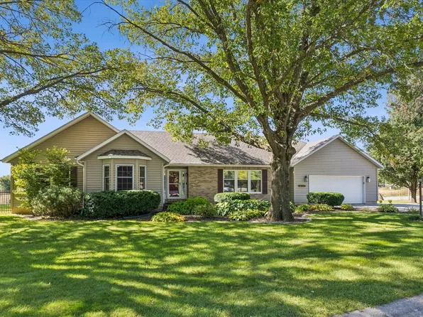 7095 Holdorf Dr, Blue Grass, IA 52726