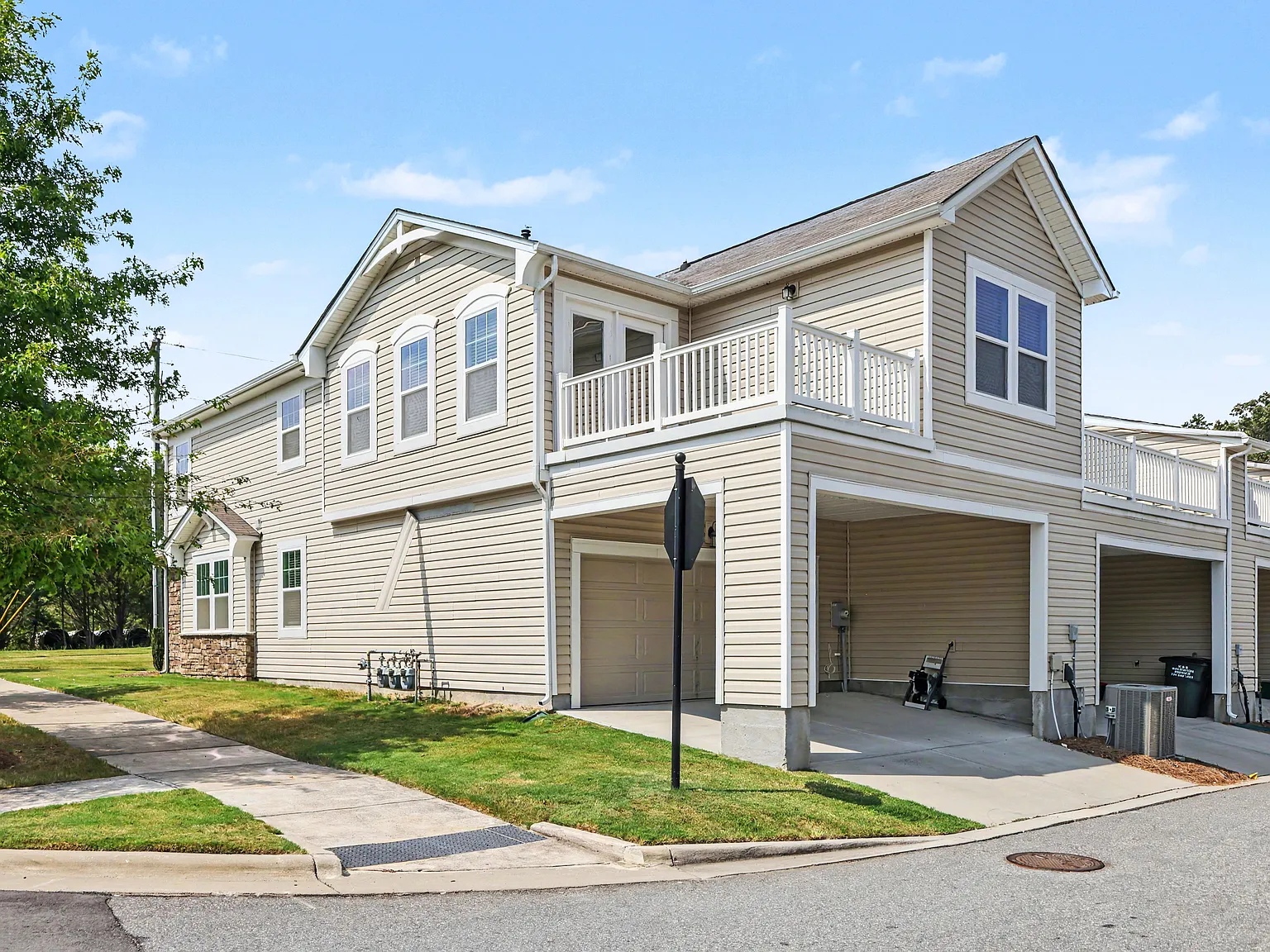 3 bed, 2.5 bath, 1805 sqft, $2,350 — Photo 3
