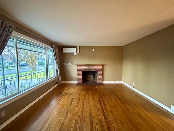 2nd image of 913 E Seattle Ave