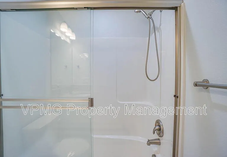 10703 NE 70th St #1 — Photo 24