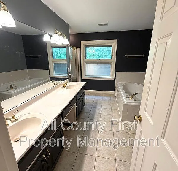 2438 Kings Arms Dr NE — Photo 29