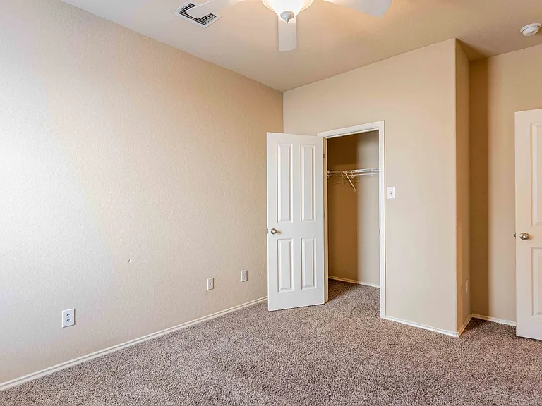 906 Ashbury Blf — Photo 31