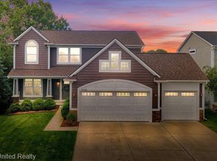 1092 Riverstone Cir, Milford, MI 48381