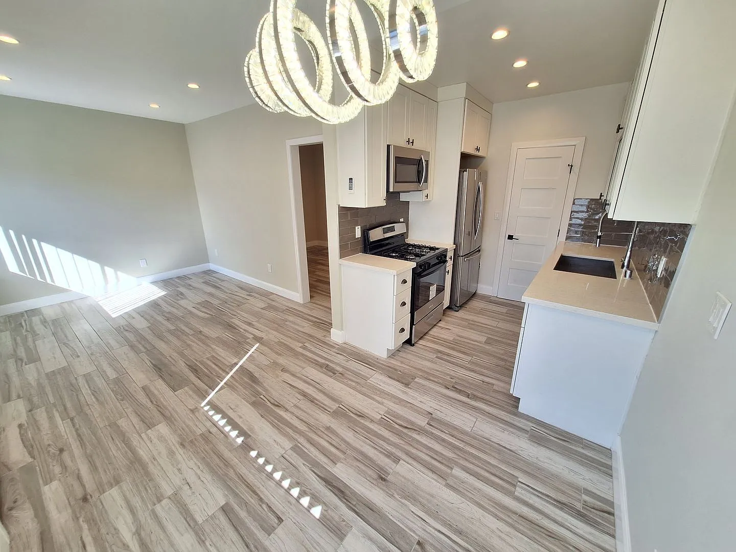 1 bed, 1.0 bath, 650 sqft, $2,310 — Photo 1