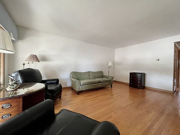 4th image of 3140 W 101st St
