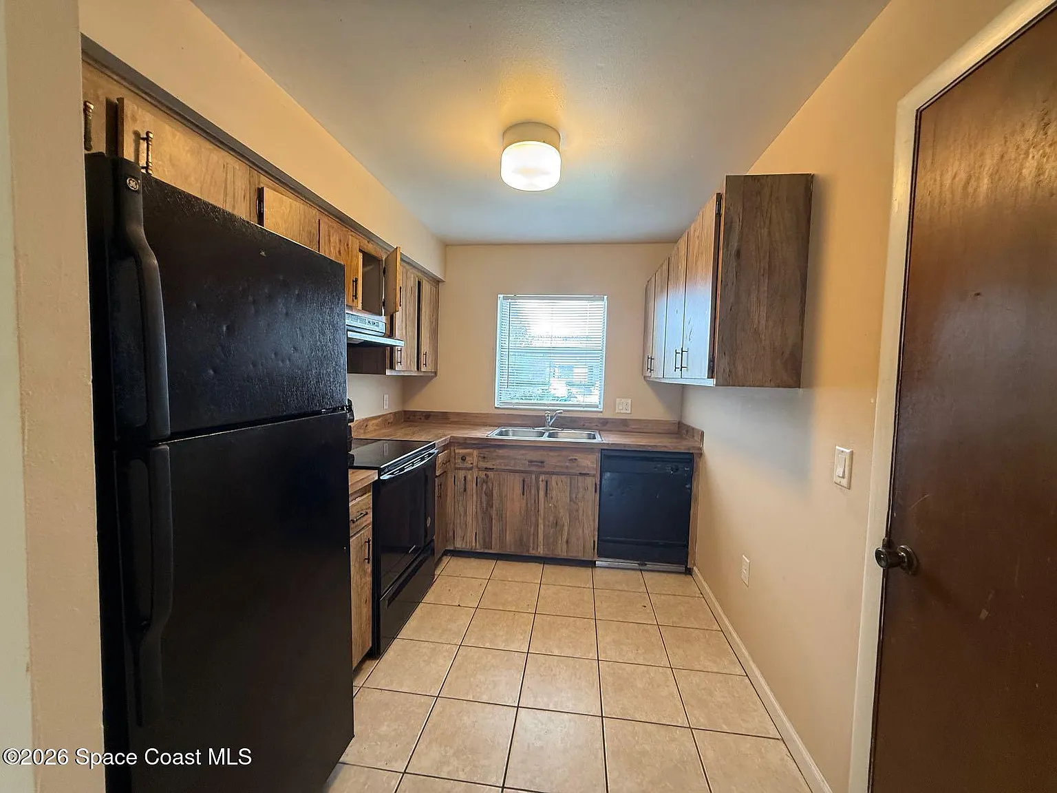 2 bed, 1.0 bath, 888 sqft, $1,225 — Photo 2