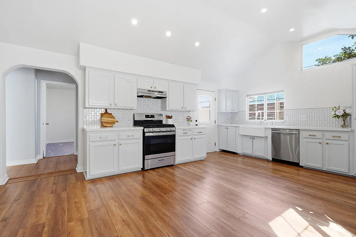 Kitchen - 6120 Case Ave