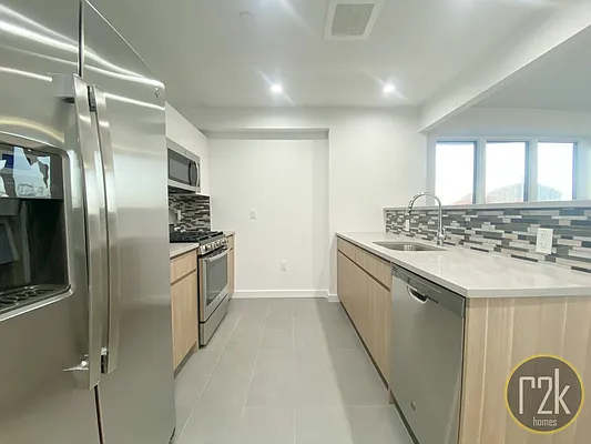 Rented by Realty 2000 Corp | media 9