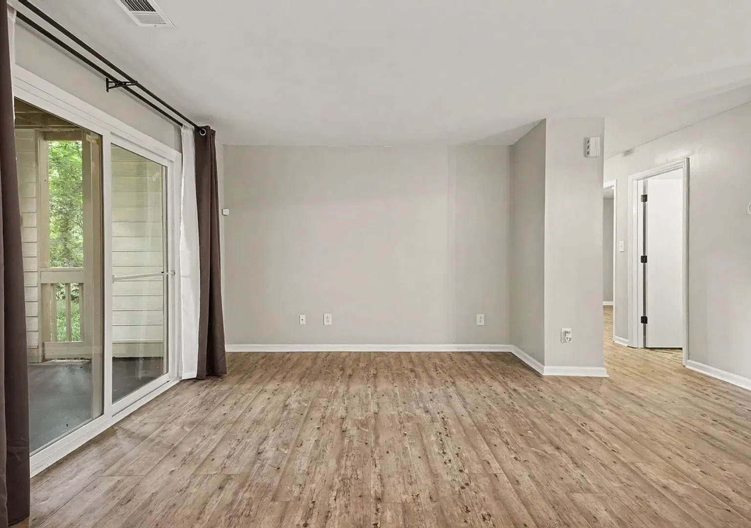 Charming 2BR Condo in Cotswold Area of Charlotte — Photo 2