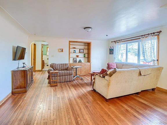 5th image of 5946 Hart Rd