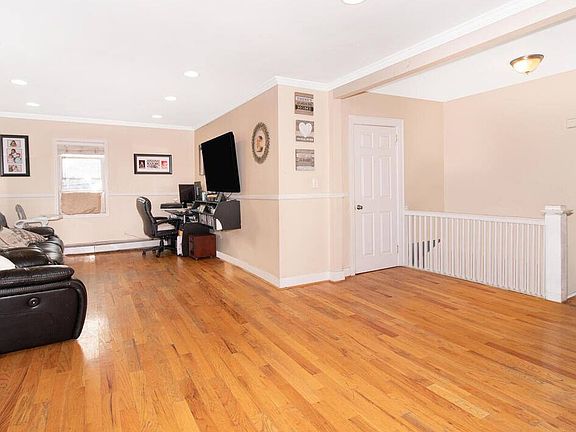3rd image of 11623 Farmers Blvd