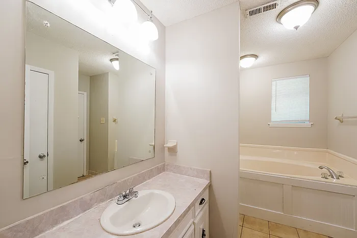 611 Ashwood Ln — Photo 6