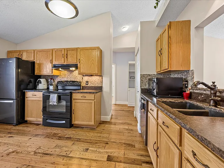 1073 Stocks St — Photo 15