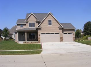 812 W Pinehurst Dr, Eldridge, IA 52748