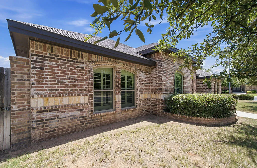 4 bed, 2.0 bath, 2363 sqft, $3,350 — Photo 2
