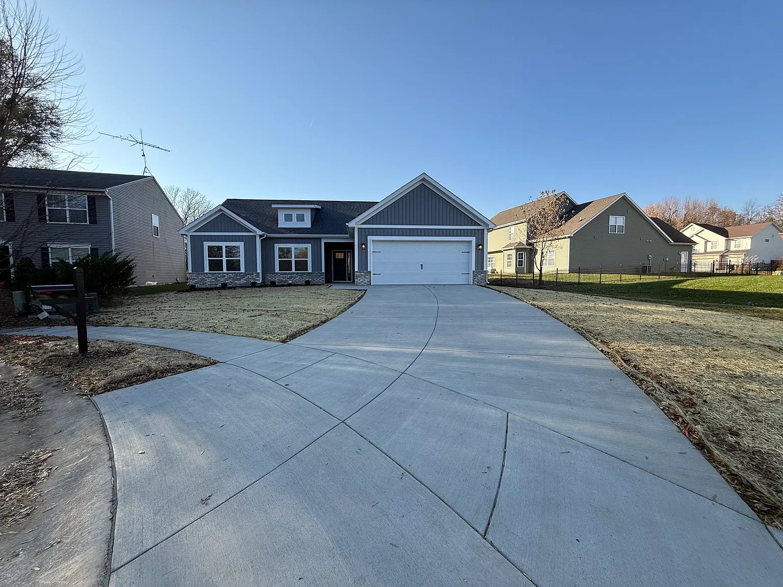2304 Robinhood Ln — Photo 2