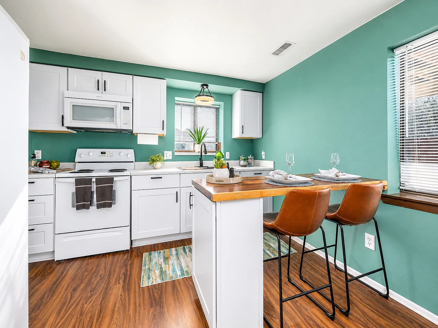 1 bed, 900 sqft, $2,100 — Photo 2