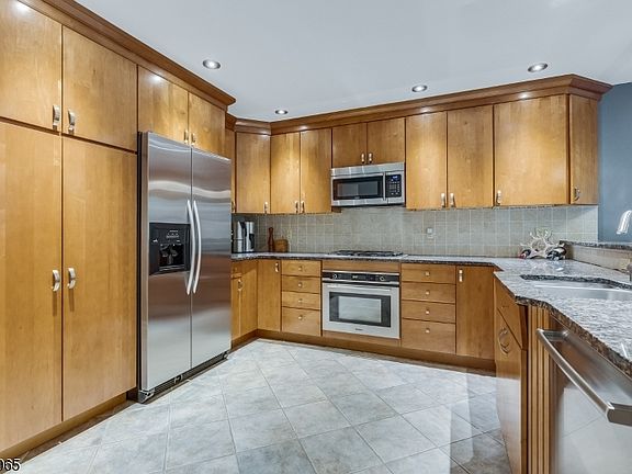 5th image of 22 Hunters Cir